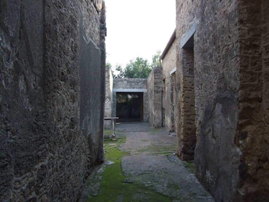 I.10.7 Pompeii.  December 2007.  Entrance fauces looking south towards atrium.