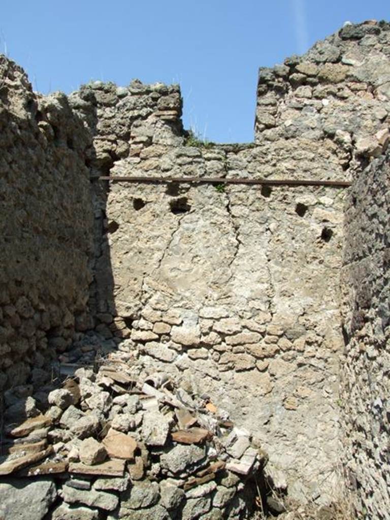 I.10.8 Pompeii. March 2009. 
Small room on north side of rear garden, room 11, north wall, with remains of vaulted ceiling and upper window.
