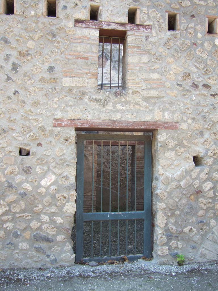 I.10.15 Pompeii. September 2005. Entrance.