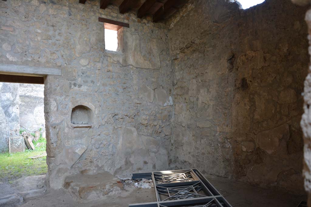 I.10.16 Pompeii. May 2017. Detail of niche in west wall of atrium. Photo courtesy of Buzz Ferebee.

