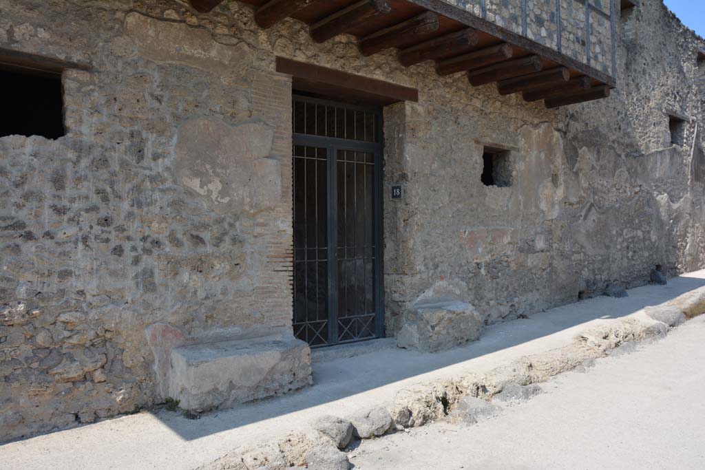 I.10.18 Pompeii. April 2017. Looking south along exterior faade.
Photo courtesy Adrian Hielscher.
