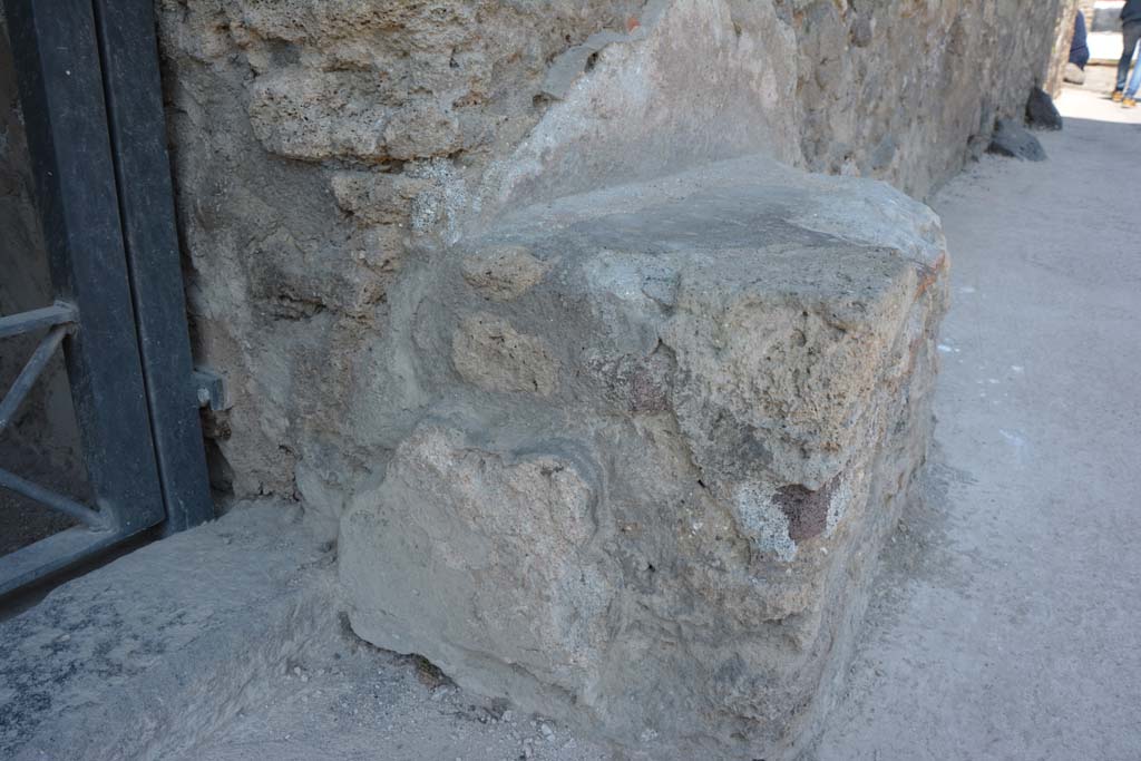 I.10.18 Pompeii. April 2017. Detail of remaining painted plaster at north end of bench seating on south side of entrance doorway. 
Photo courtesy Adrian Hielscher.
