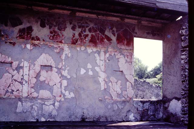 I.10.18 Pompeii. Lararium painting on south wall of the kitchen beside the hearth.
See Notizie degli Scavi di Antichit, 1934, p. 344, and fig.38.

