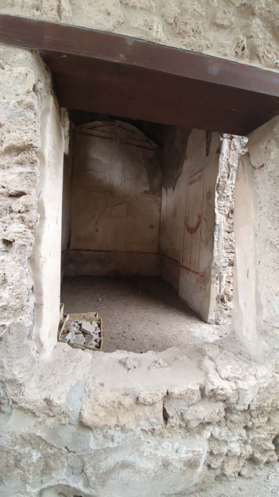 I.11.1 Pompeii. July 2021. Looking east through window into cubiculum.
Foto Annette Haug, ERC Grant 681269 DÉCOR.
