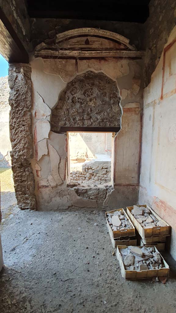 I.11.1 Pompeii. July 2021. 
Looking west in cubiculum towards window overlooking bar-room.
Foto Annette Haug, ERC Grant 681269 DÉCOR.

