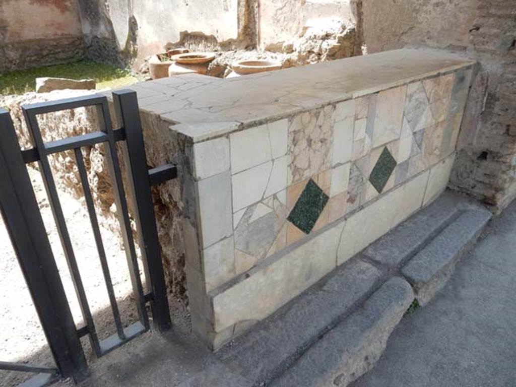 1.11.1 Pompeii. May 2015. Marble clad bar counter.
Photo courtesy of Buzz Ferebee.
