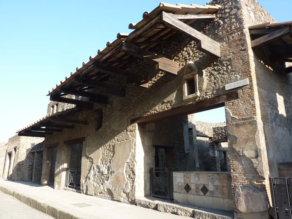 I.11.1 Pompeii. October 2014. Looking south-east from entrance doorway along Via dell’Abbondanza. 
Foto Annette Haug, ERC Grant 681269 DÉCOR.
