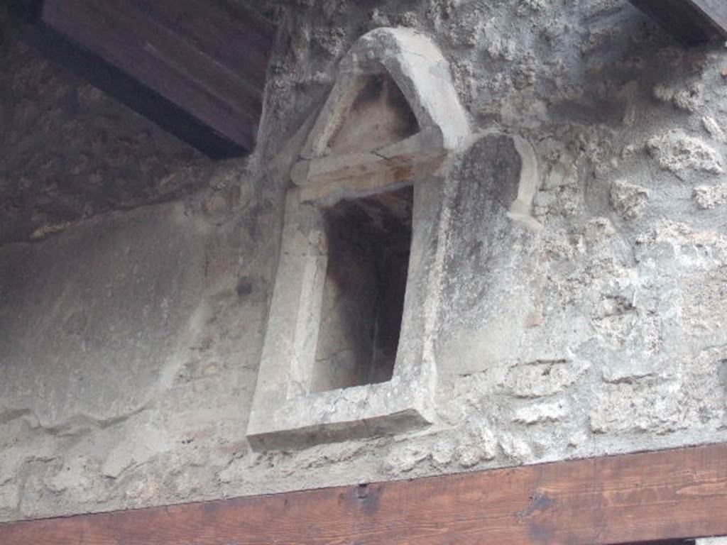 I.11.1 Pompeii.  Caupona.  Niche above entrance.