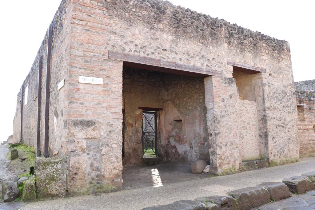 I.11.7 Pompeii, in centre. Remains of street altar in Vicolo della Nave Europa, on left. Blocked doorway to I.11.6, on right. December 2018.
Looking south on Via dell’Abbondanza. Photo courtesy of Aude Durand.
