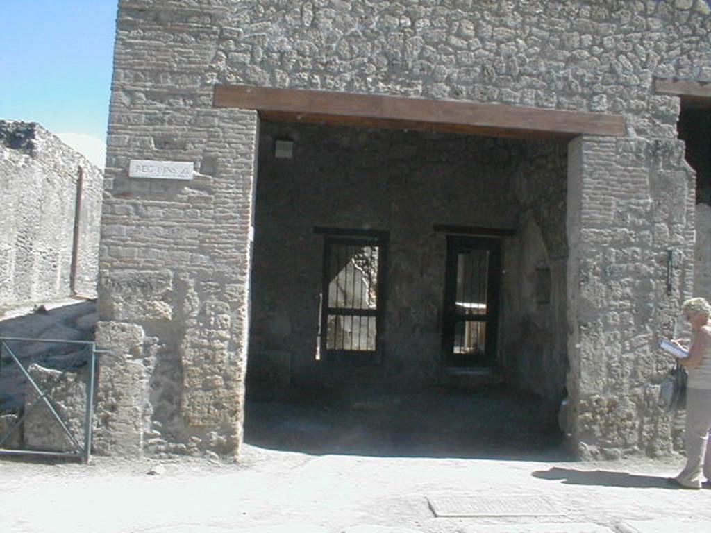 I.11.7 Pompeii. May 2005. Looking south towards corner with shop and back room. On the north-east corner of insula, there was a masonry ara compitalis, now almost destroyed.
