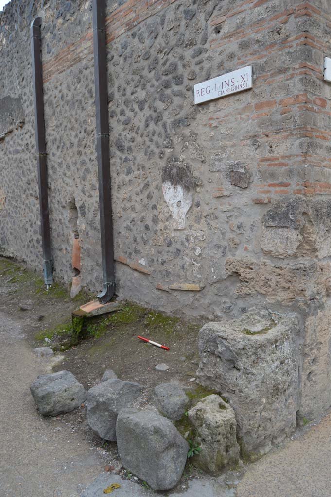 I.11.7 Pompeii. October 2018. Street altar on north-east corner of insula.
Foto Taylor Lauritsen, ERC Grant 681269 DÉCOR.
