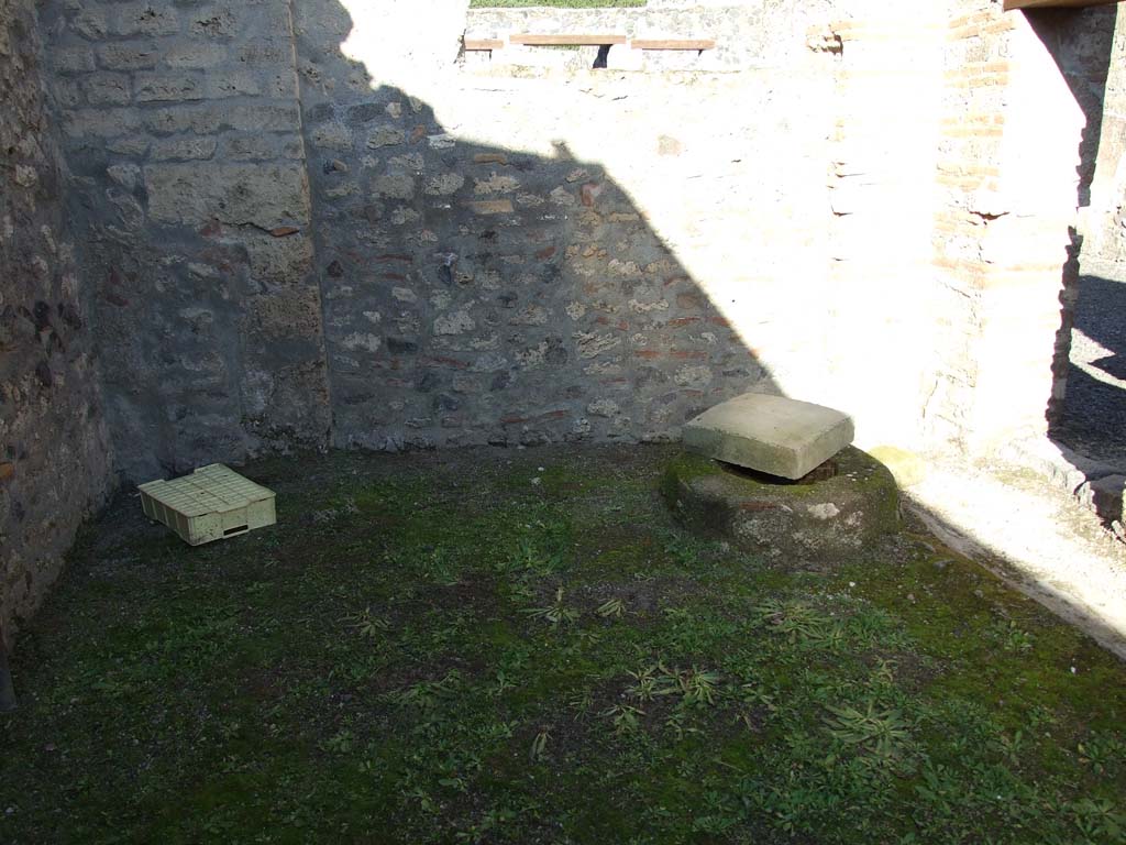 I.11.8 Pompeii. December 2006. Looking north-west across atrium towards doorway at I.11.5. On the right of the picture are two niches one above the other in the wall to east of entrance corridor. On the left is a painted niche in the west wall
