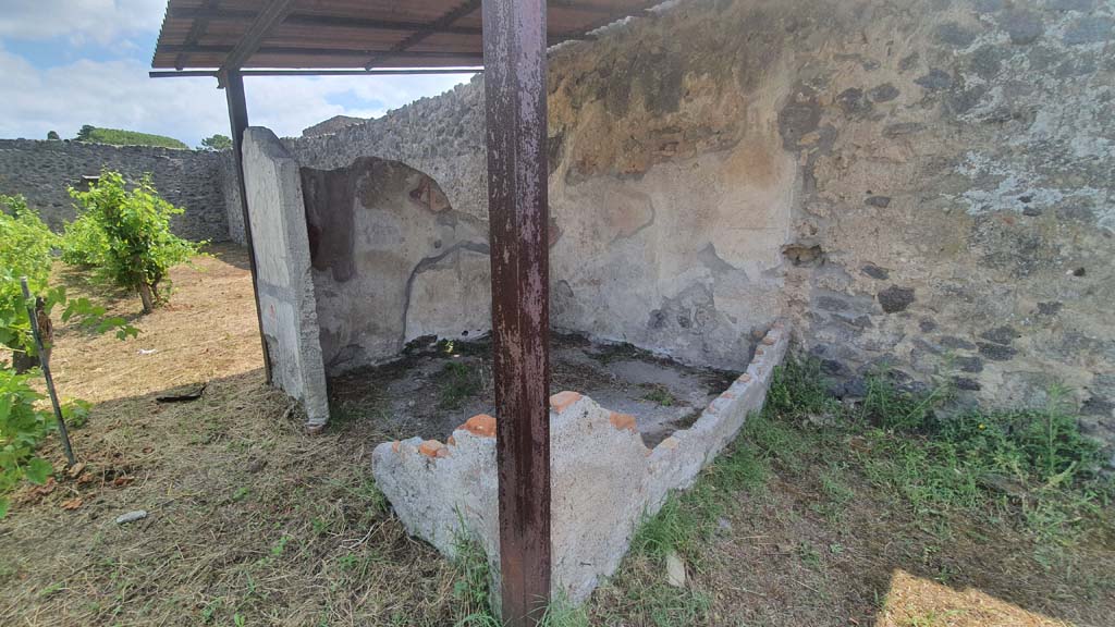 I.11.10 Pompeii. July 2021. Looking east along south wall of garden area with small room. 
Foto Annette Haug, ERC Grant 681269 DÉCOR. 
