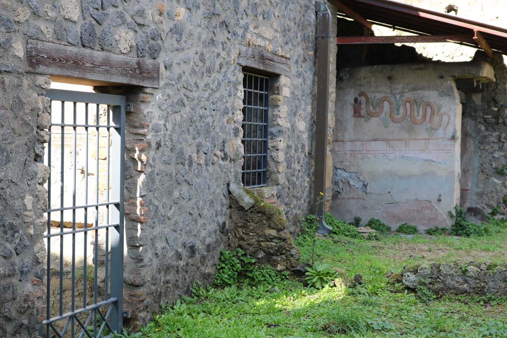 I.11.10 Pompeii. December 2018. 
Looking north-west from garden area, across site of a small enclosure with a low wall. Photo courtesy of Aude Durand.
