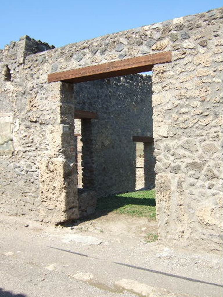 I.11.10 Pompeii. September 2005. Entrance doorway, looking north.

