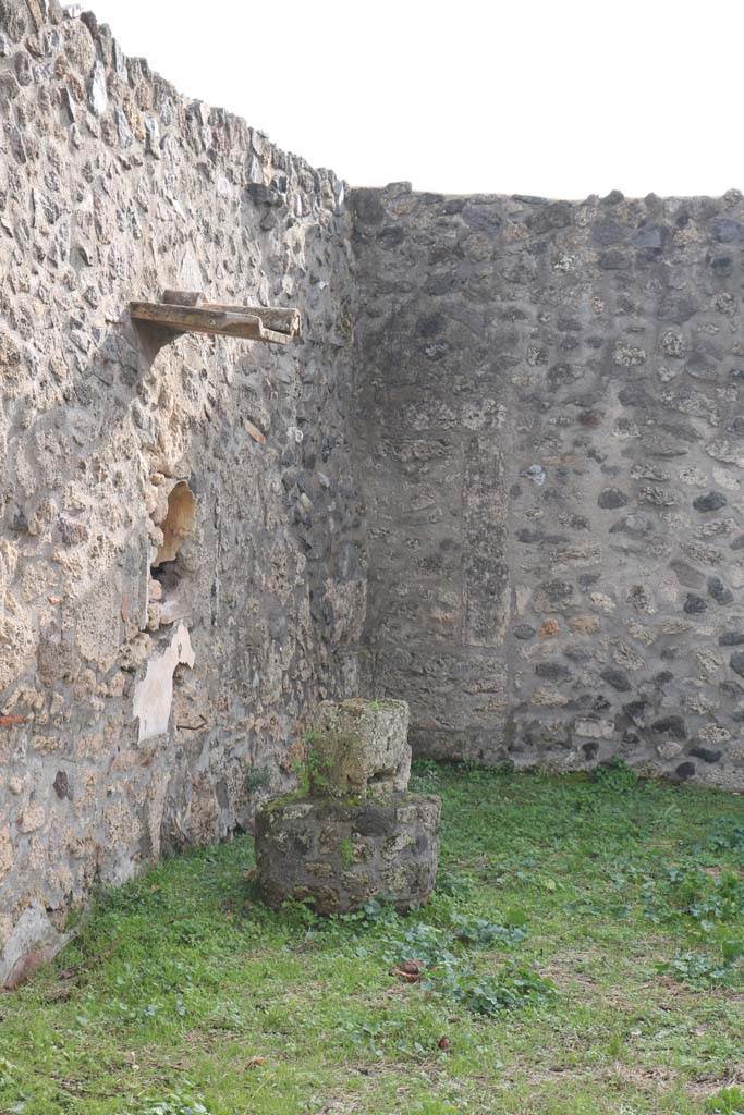 I.11.10 Pompeii. December 2018. 
Looking towards south wall in south-east corner of garden area. Photo courtesy of Aude Durand.
