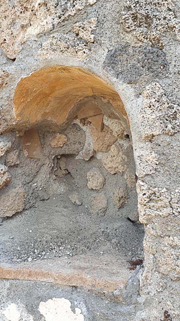 I.11.10 Pompeii. July 2021. Detail of niche in east wall.  
Foto Annette Haug, ERC Grant 681269 DÉCOR. 
