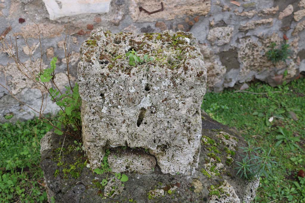 I.11.10 Pompeii. December 2018. Detail of top of masonry altar. Photo courtesy of Aude Durand.