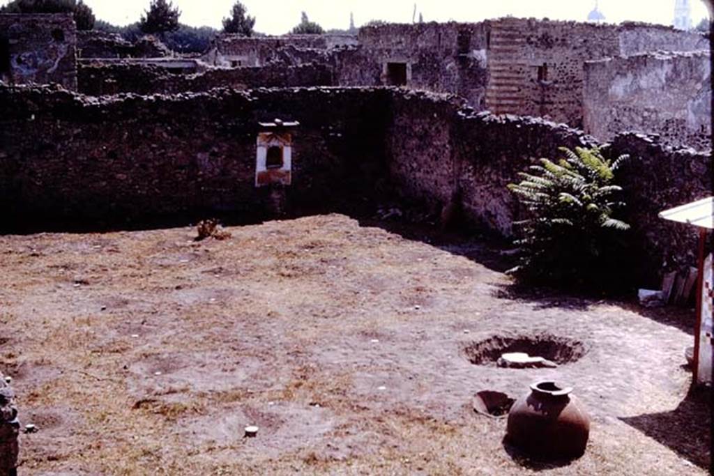 I.11.10 Pompeii. 1964. Looking south-east from top of the stairs towards the lararium and altar near the east wall. The irregularly spaced plaster-casts of the vine roots can be easily seen from this angle.  On the right is a large tree root. Photo by Stanley A. Jashemski.
Source: The Wilhelmina and Stanley A. Jashemski archive in the University of Maryland Library, Special Collections (See collection page) and made available under the Creative Commons Attribution-Non Commercial License v.4. See Licence and use details.
J64f1906
