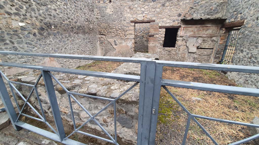 I.11.11 Pompeii. July 2021. Looking north across bar-counter from entrance doorway.
Foto Annette Haug, ERC Grant 681269 DÉCOR. 
