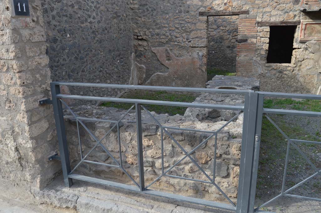 I.11.11 Pompeii. October 2017. Looking north through entrance with counter.
Foto Taylor Lauritsen, ERC Grant 681269 DÉCOR.
