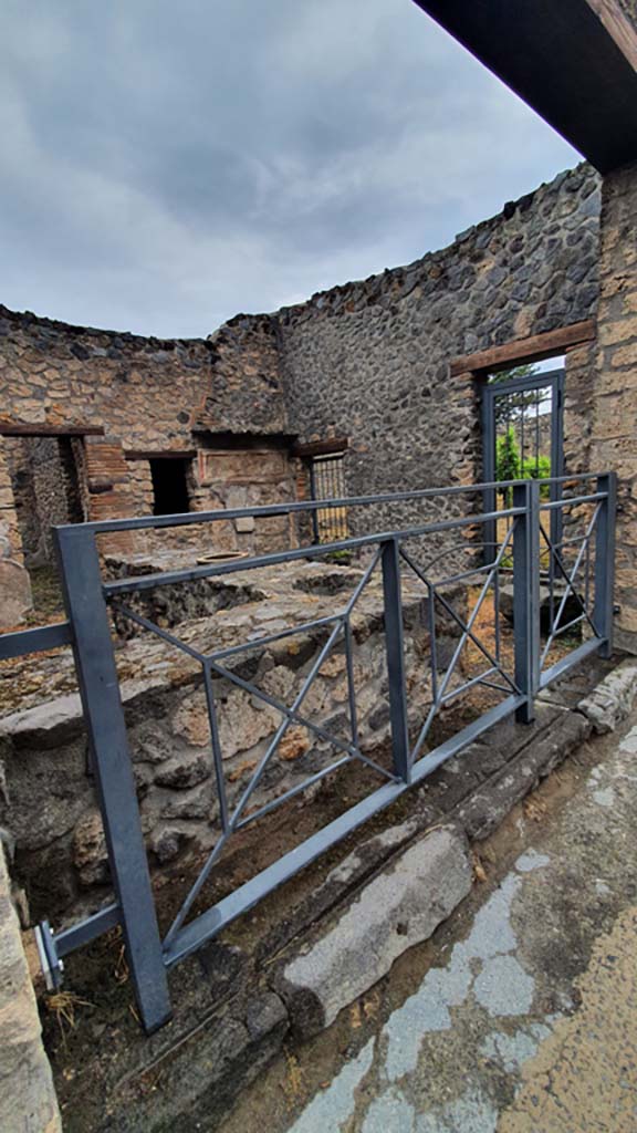 I.11.11 Pompeii. July 2021. 
Looking north-east from entrance across bar-counter.
Foto Annette Haug, ERC Grant 681269 DÉCOR. 

