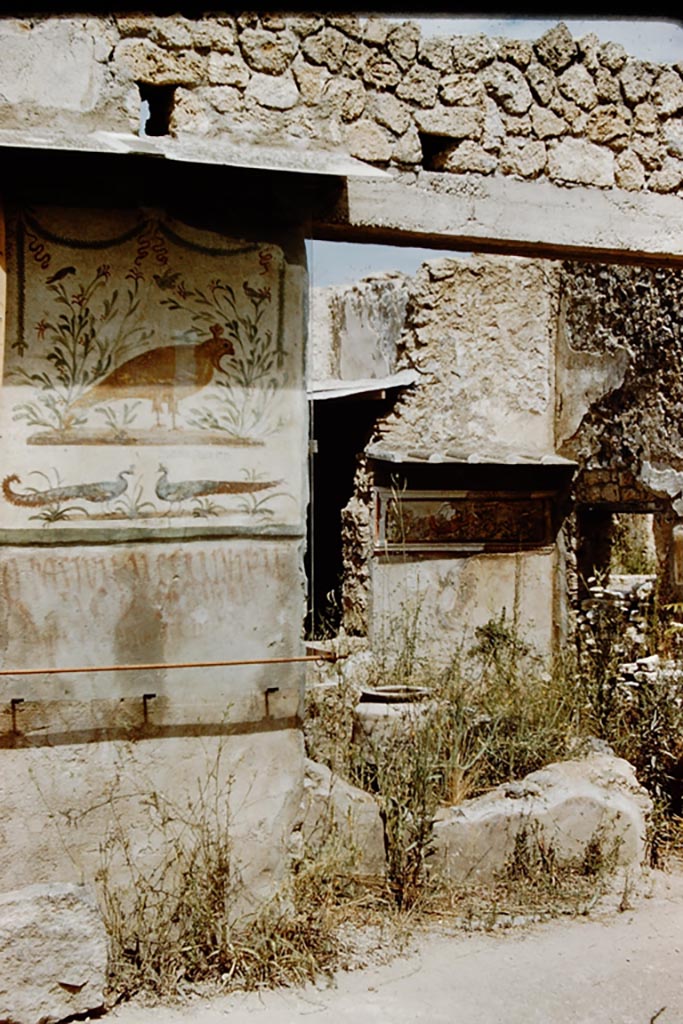 I.11.11 Pompeii. 1959. 
Entrance doorway, with sign and inscription. Photo by Stanley A. Jashemski.
Source: The Wilhelmina and Stanley A. Jashemski archive in the University of Maryland Library, Special Collections (See collection page) and made available under the Creative Commons Attribution-Non-Commercial License v.4. See Licence and use details.
J59f0500
