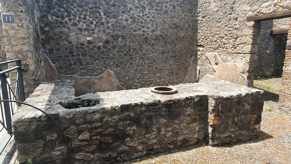 I.11.11 Pompeii. July 2021. Looking west across counter in bar-room. 
Foto Annette Haug, ERC Grant 681269 DÉCOR. 
