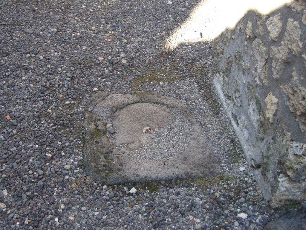 I.11.14 Pompeii. December 2006. Cistern mouth in atrium. 