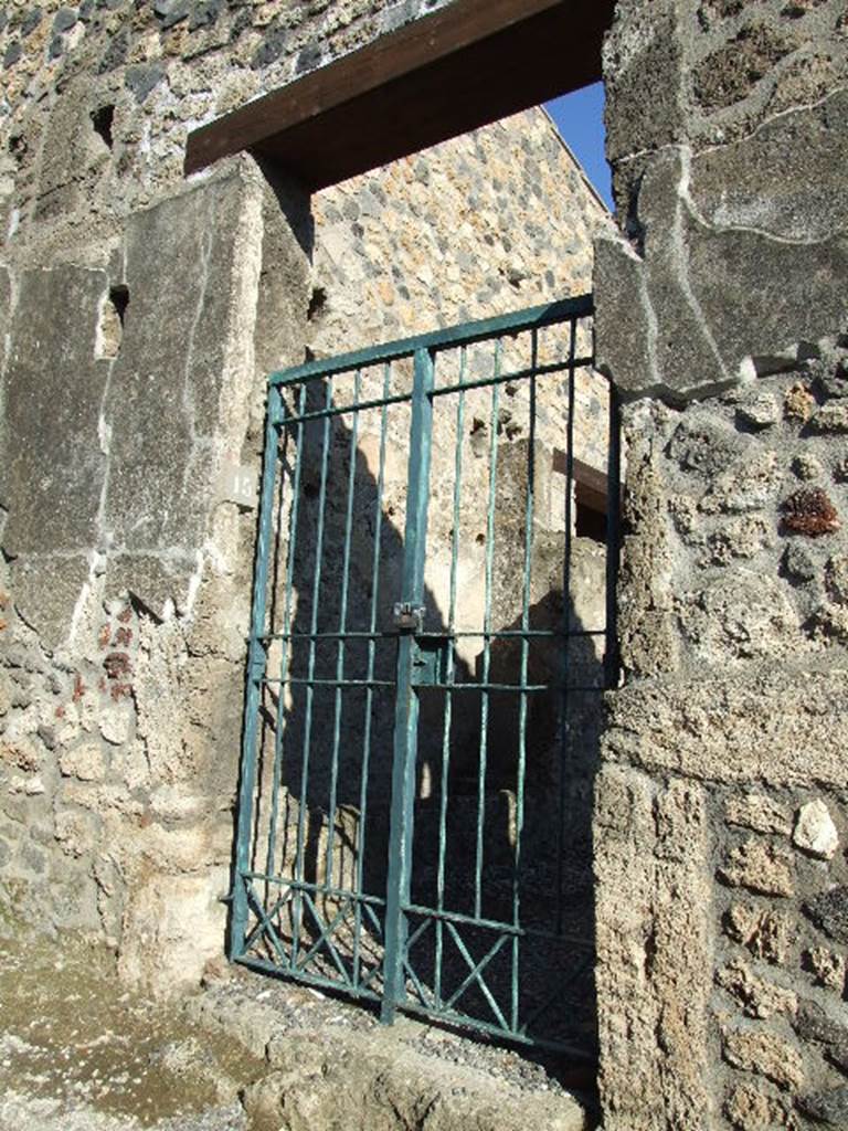 I.11.15 Pompeii.  Entrance.  December 2006.