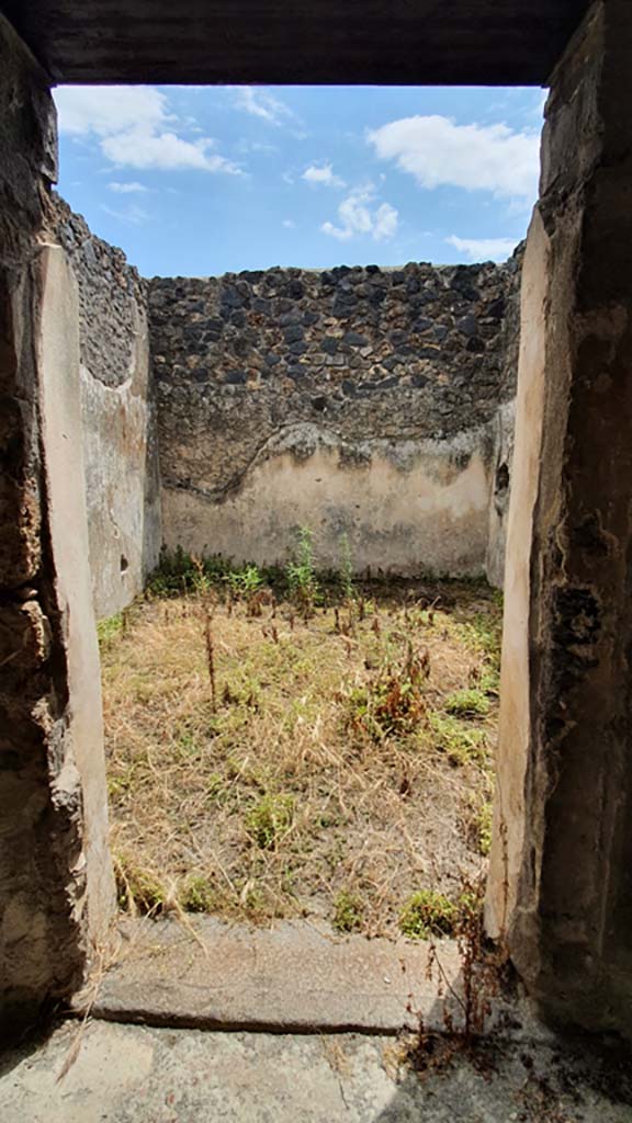 I.11.16 Pompeii. July 2021. 
Looking south through doorway 8 on south side of triclinium in corridor 9.
Foto Annette Haug, ERC Grant 681269 DÉCOR.

