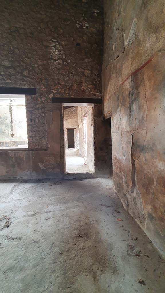 I.11.16 Pompeii. July 2021. 
Looking east along south wall of bar-room/atrium towards doorway to corridor 9, in centre.
Foto Annette Haug, ERC Grant 681269 DÉCOR.

