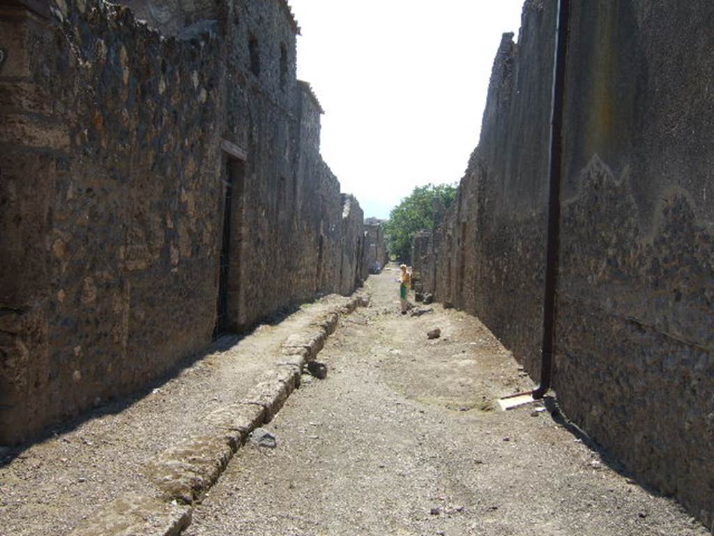 I.11.16 Pompeii. September 2005.         Vicolo looking south.                     I.9 on right.

 
