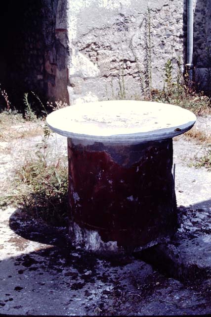 I.12.3 Pompeii. September 2019. Room 1, table in courtyard.
Photo courtesy of Klaus Heese.
