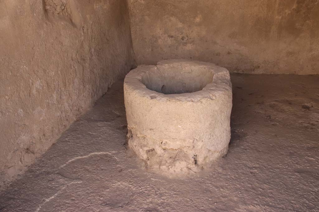 I.12.4 Pompeii, September 2019. Round masonry structure in workshop, perhaps – an oven. Photo courtesy of Klaus Heese.