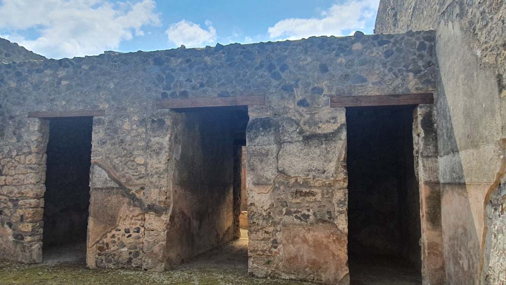 I.12.5 Pompeii. July 2021. Looking south across atrium, with doorway to triclinium, on left, and corridor to rear, in centre.
Foto Annette Haug, ERC Grant 681269 DÉCOR.
