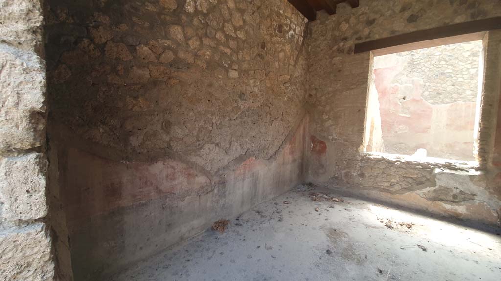 I.12.5 Pompeii. July 2021. Triclinium, looking towards east wall from doorway.
Foto Annette Haug, ERC Grant 681269 DÉCOR.
