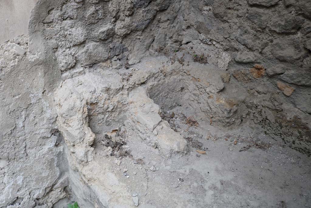 I.12.5 Pompeii. December 2018. 
Detail from base of largest arch/alcove in north-east corner of garden area. Photo courtesy of Aude Durand.
