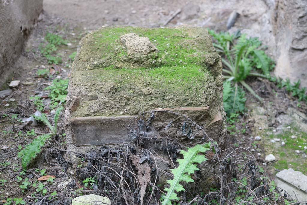 I.12.5 Pompeii. December 2018. Pedestal in front of lararium arch/alcove. Photo courtesy of Aude Durand.