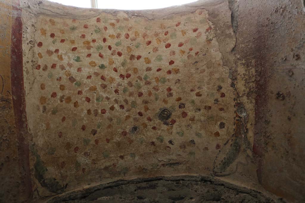 I.12.5 Pompeii. December 2018. Painted arched ceiling of Lararium. Photo courtesy of Aude Durand.