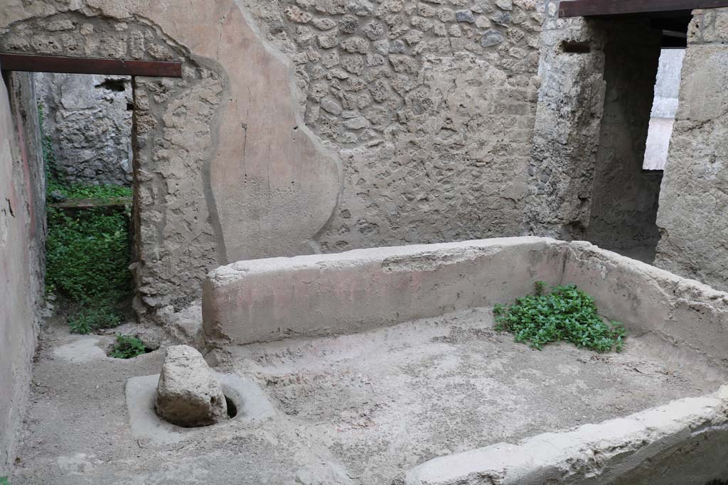 I.12.5 Pompeii. December 2018. Looking across basin/tub towards west wall. Photo courtesy of Aude Durand.