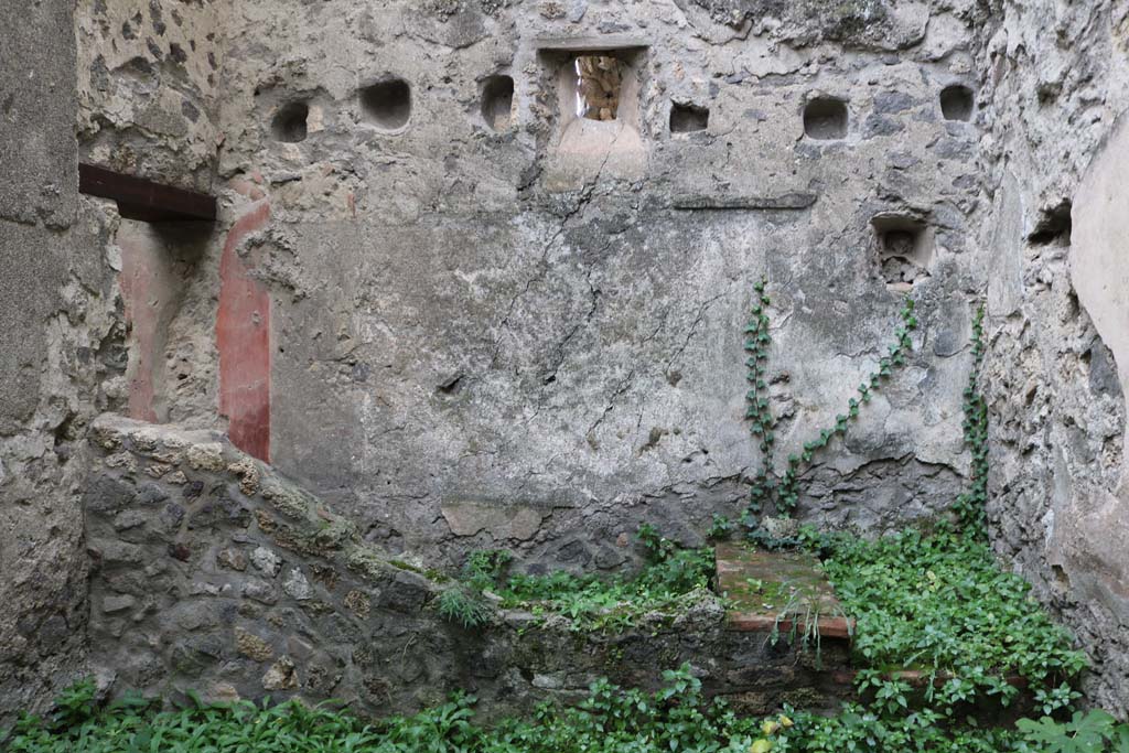 I.12.5 Pompeii. December 2018. Looking south in small room towards doorway, on left, to small area on west side of garden area.
Photo courtesy of Aude Durand.
