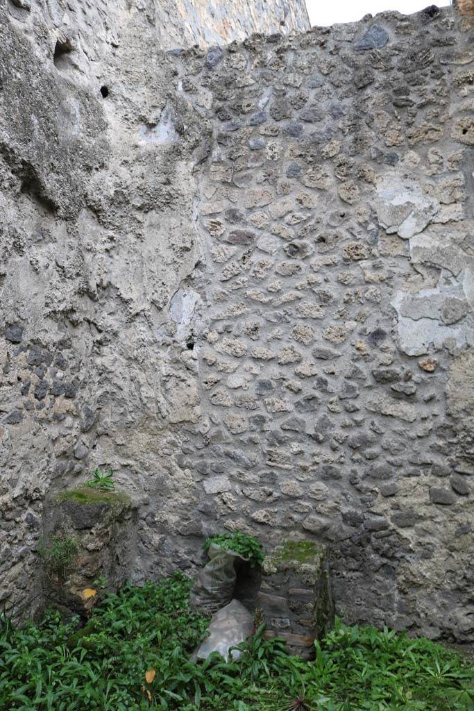 I.12.5 Pompeii. December 2018. 
Looking towards north-west corner with structure, in small room with doorway at north end of west wall of garden area.
Photo courtesy of Aude Durand
