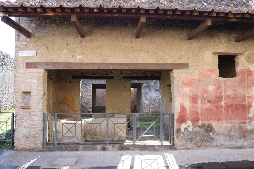 I.12.5 Pompeii. October 2017. Looking west across entrance doorway.
Foto Taylor Lauritsen, ERC Grant 681269 DÉCOR.

