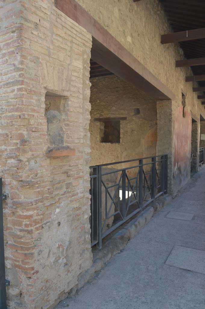 I.12.5 Pompeii. October 2017. 
Looking east across entrance doorway on Via dell’Abbondanza.
Foto Taylor Lauritsen, ERC Grant 681269 DÉCOR.
