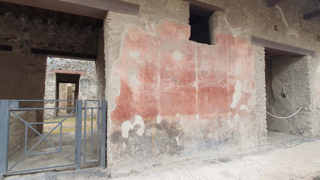 I.12.5 Pompeii. October 2017. Looking east from painted wall between I.12.5 and I.12.4.
Foto Taylor Lauritsen, ERC Grant 681269 DÉCOR.
