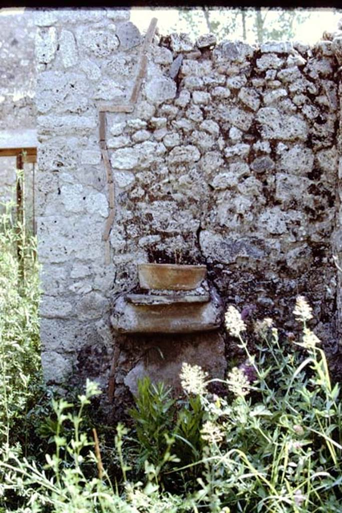 I.12.6 Pompeii. 1971. Terracotta pot (washbowl) on shelf on east side of south portico. Photo by Stanley A. Jashemski.
Source: The Wilhelmina and Stanley A. Jashemski archive in the University of Maryland Library, Special Collections (See collection page) and made available under the Creative Commons Attribution-Non Commercial License v.4. See Licence and use details. J71f0150
