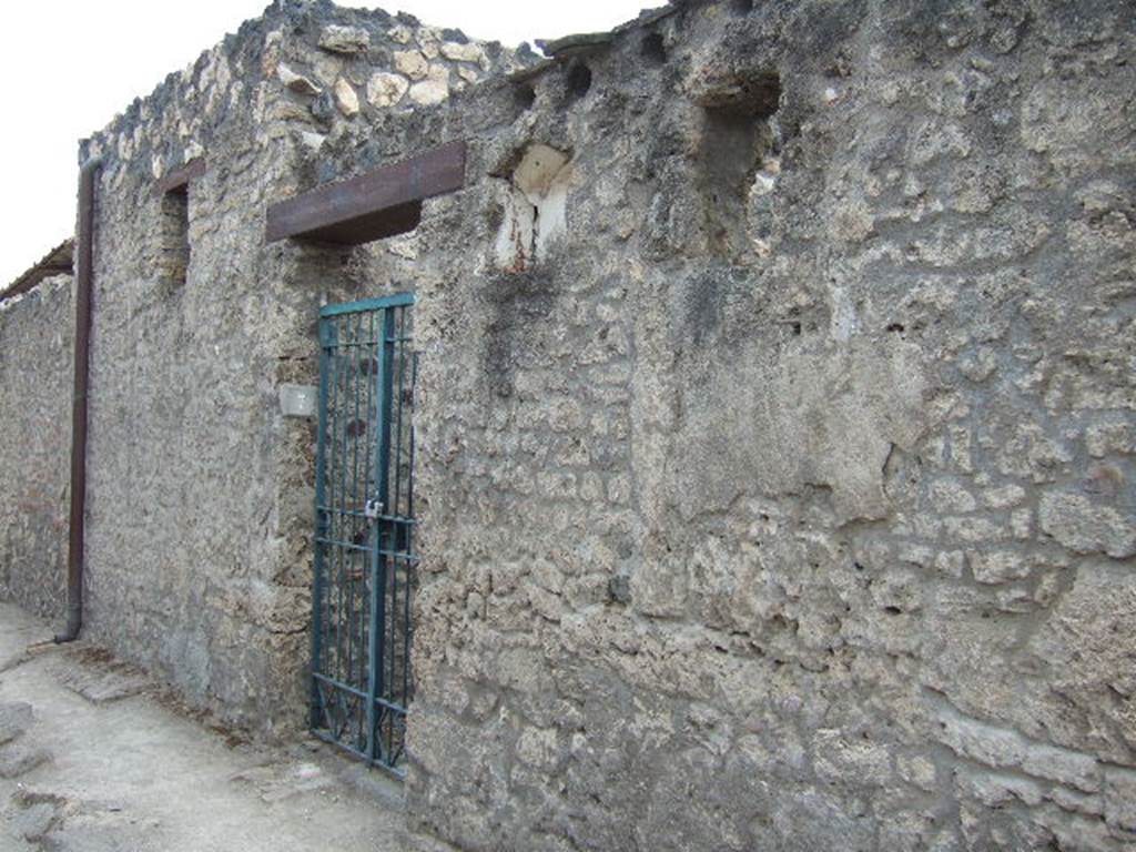 I.12.7 Pompeii.  December 2005. Entrance on Vicolo dei Fuggiaschi.