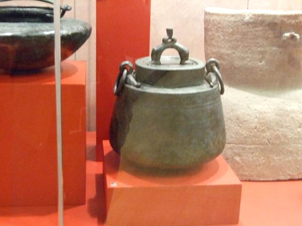 I.12.7 Pompeii.  Bronze cauldron with lid.  SAP 18670. Photographed at A Day in Pompeii exhibition at Melbourne Museum.  September 2009.