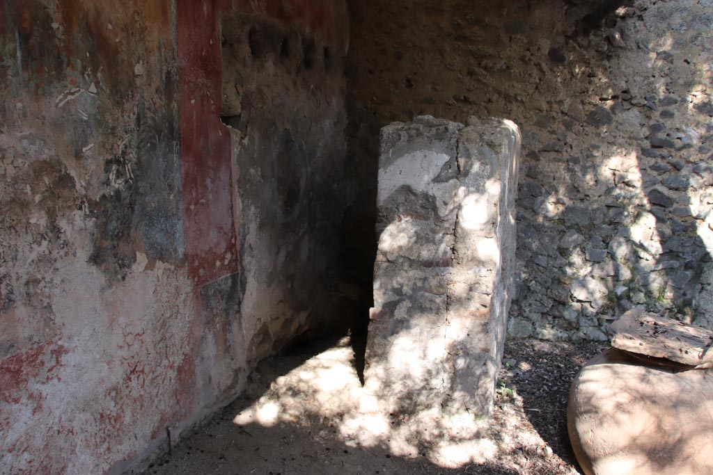 I.12.8 Pompeii. October 2022. Peristyle 9, north-east corner. Photo courtesy of Klaus Heese.